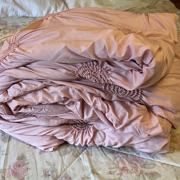 Queen pink puffer quilt bedspread with floral smocking 88 x 74 Full - Picture 8 of 8